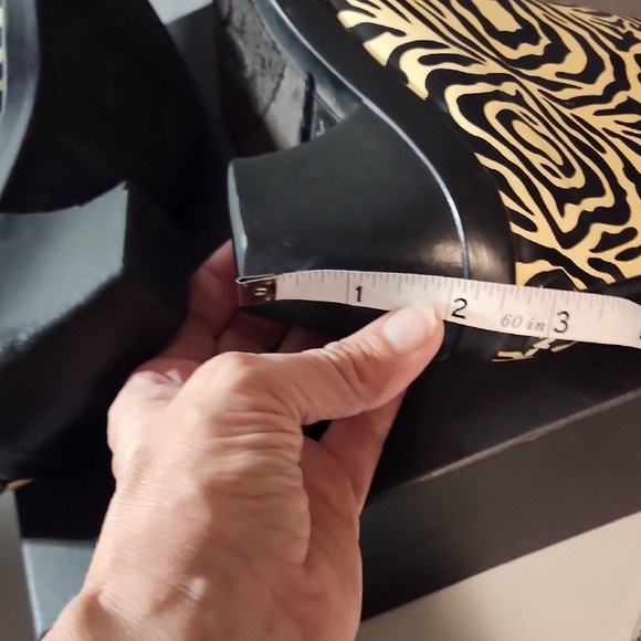 Dav Vintage Cowboy Cream and Black RainBoots with Retro Swirl Design - Picture 5 of 7